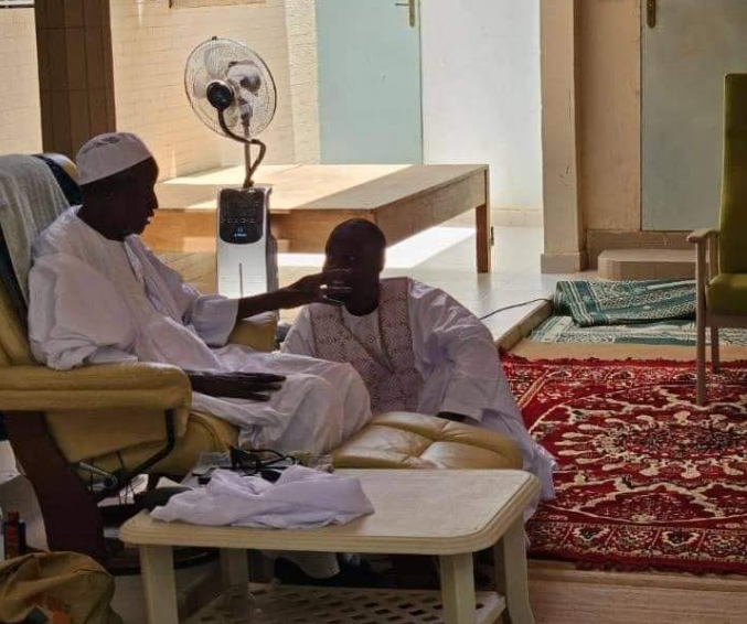 (Photos) : Ousmane Sonko chez son guide Serigne Cheikh Saliou Mbacké