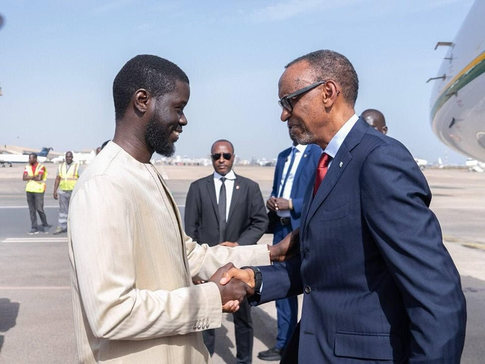 Visite diplomatique : Paul Kagame reçu à l’aéroport de Yoff par son homologue Diomaye Faye (Photos)