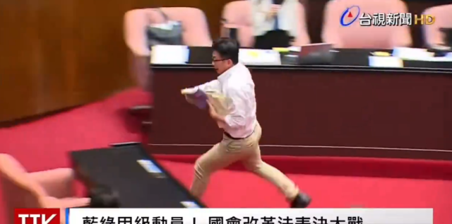 Insolite à Taïwan : un député s’enfuit du parlement avec des bulletins de vote (vidéo)