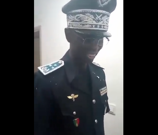 Acclamé par ses hommes, le nouveau Dg de la police ému, réagit : « Nit ken duko xeb » (vidéo)