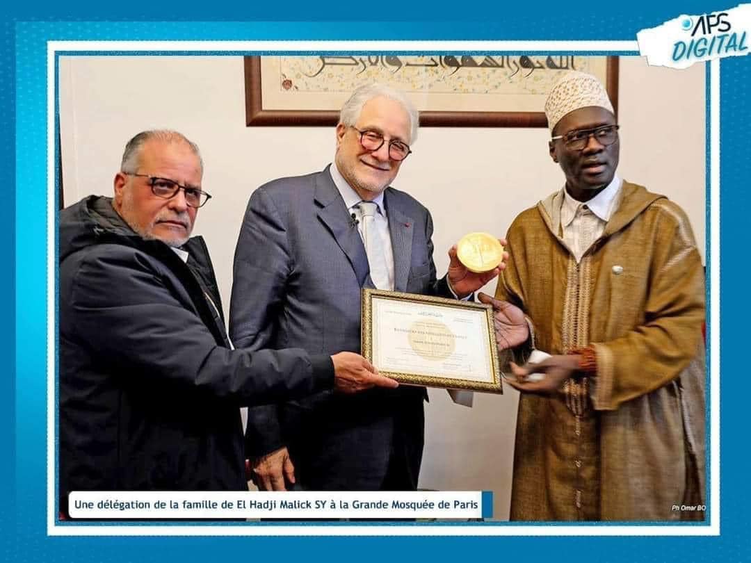 Le Recteur de la Grande Mosquée de Paris décerne la médaille de « Bâtisseurs des Mosquées » à El Hadji Malick Sy