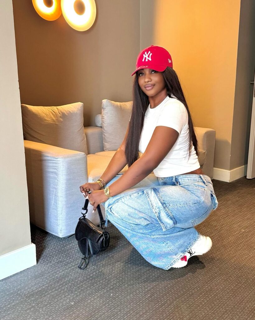 Mia Guissé très hot en crop top (Photos)