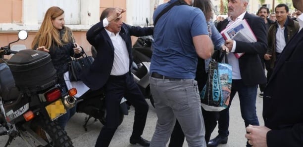 En campagne, Éric Zemmour malmené: visé par des jets d’œufs