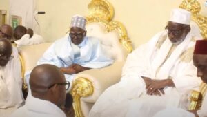 Le cadeau offert par Serigne Mountakha à Thierno Madani Tall… (vidéo)