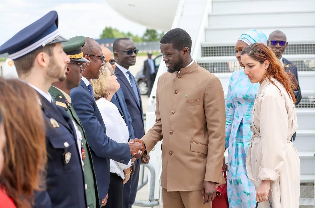 Diomaye à Paris: Accueilli par les autorités françaises et les officiels de l’Ambassade du Sénégal (photos)