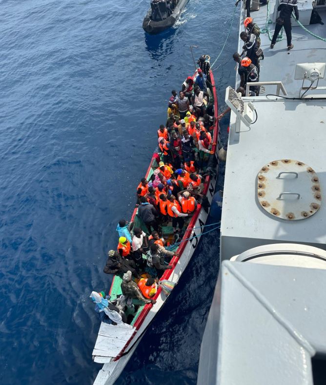 Emigration irrégulière : Une pirogue transportant 52 migrants interceptée par la marine nationale (Photos)