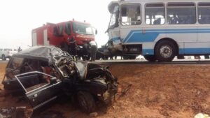 Deux accidents mortels à Koumpentoum : un bus se renverse et une Toyota Prado dérape..