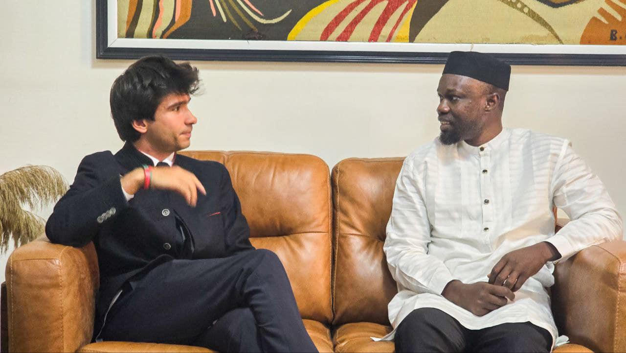 Inédit : Le Premier ministre Ousmane Sonko rencontre pour la première fois Juan Branco (photos)