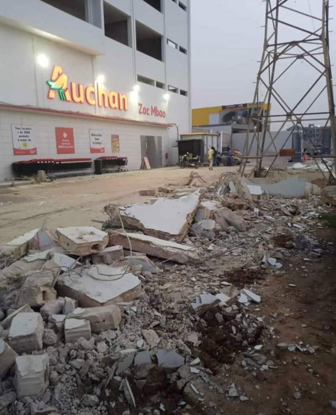 Occupation anarchique de la voie publique : Le mur de clôture d’Auchan Zac Mbao démoli ..(Vidéo)