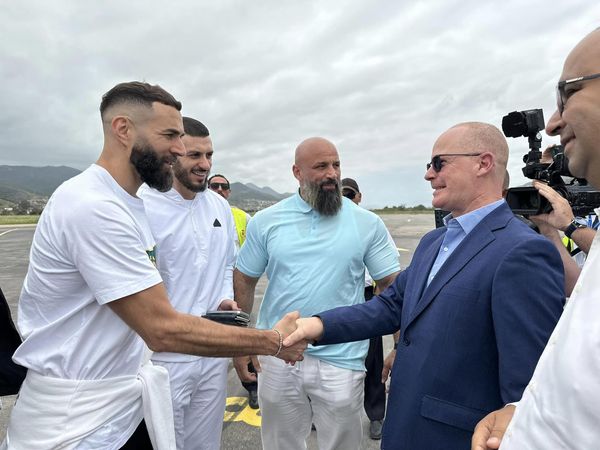 Algérie : Benzema fait ses premiers pas dans le pays de ses racines