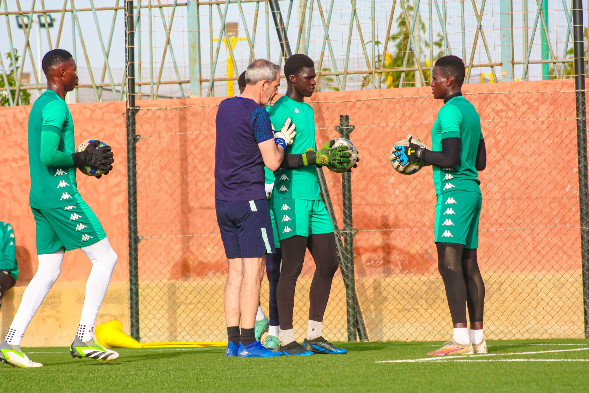 (Vidéo) Sénégal: L’ancien coach de Edouard Mendy à Chelsea s’entraine avec les gardiens de but de Amitié FC