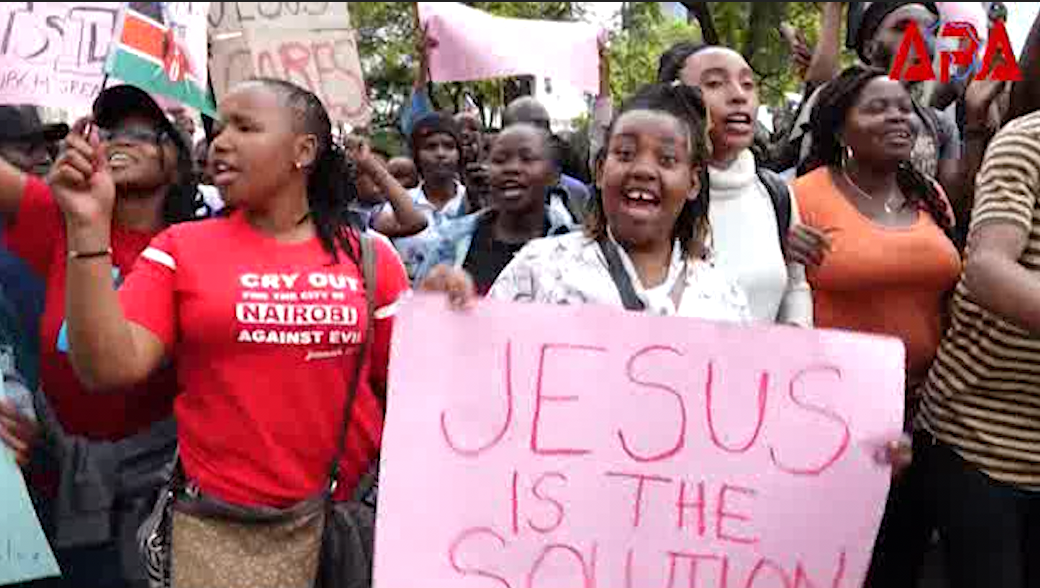 Kenya : Des centaines de jeunes manifestent contre les nouvelles taxes de Ruto…