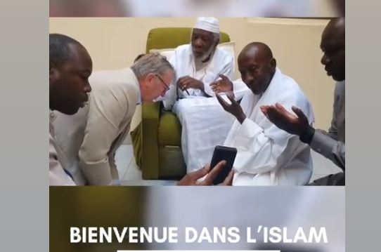 Ndiassane : Le Khalife des khadres convertit un chercheur belge à l’Islam…(photos)