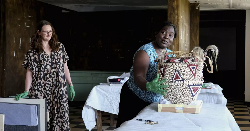 Ouganda : Cambridge restitue 39 objets d’art ethnographiques après des décennies