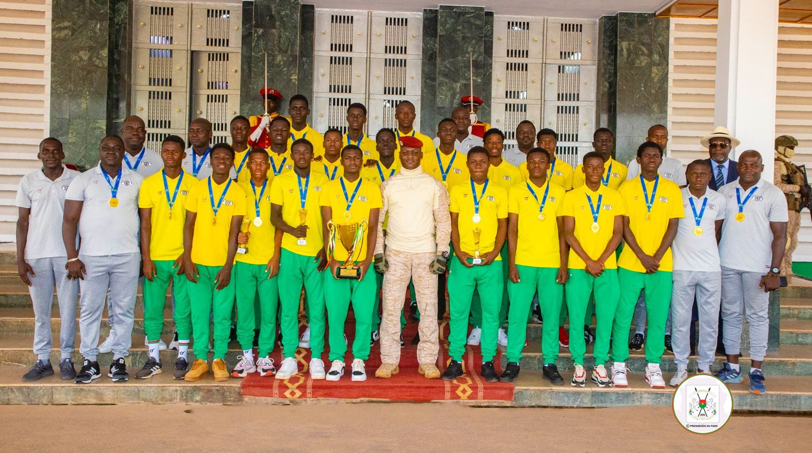 Photo: les jeunes Etalons U17 présentent leur trophée au Président burkinabé