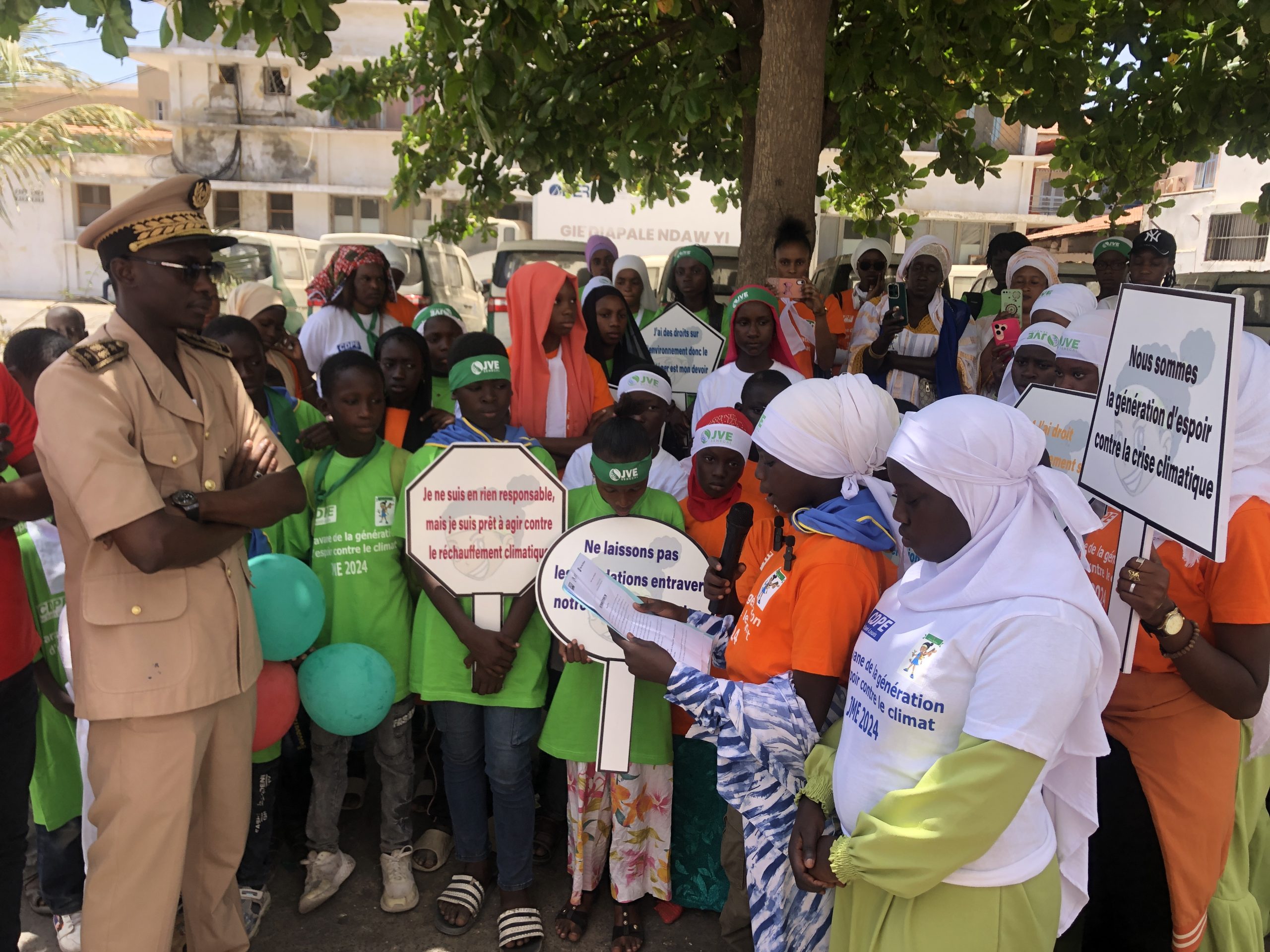 Une Caravane des Enfants Sensibilise à Saint-Louis sur la Crise Climatique