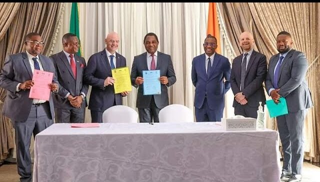 Zambie: Infantino inaugure un centre de football et rencontre le président Hichilema