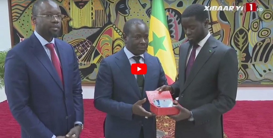 Vidéo : Le Président Bassirou Diomaye Faye reçoit un échantillon des premières gouttes de pétrole de Sangomar