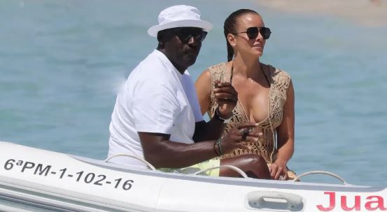 Yacht et cigares à Ibiza : les images des luxueuses vacances de Michael Jordan