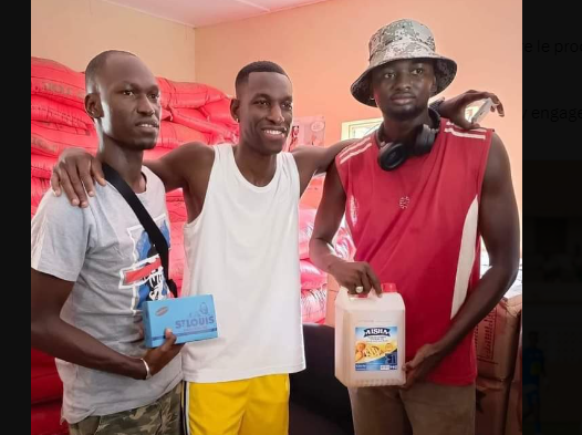 Tabaski : Nicolas Jackson offre des tonnes de riz, de sucre et de l’huile aux habitants de son quartier