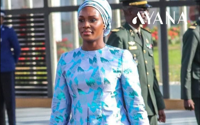 Départ pour Paris : La nouvelle Première Dame du Sénégal a brillé de toute sa prestance. Regardez :