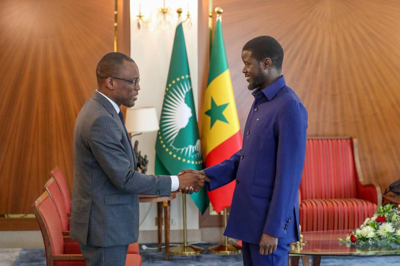 Palais : Le Président Bassirou Diomaye Faye reçoit le Ministre béninois des Affaires étrangères, Olushegun Adjadi Bakari (Photos)