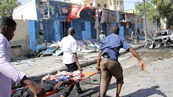 Catastrophe à Mogadiscio : une bombe explose devant un café, bilan lourd…