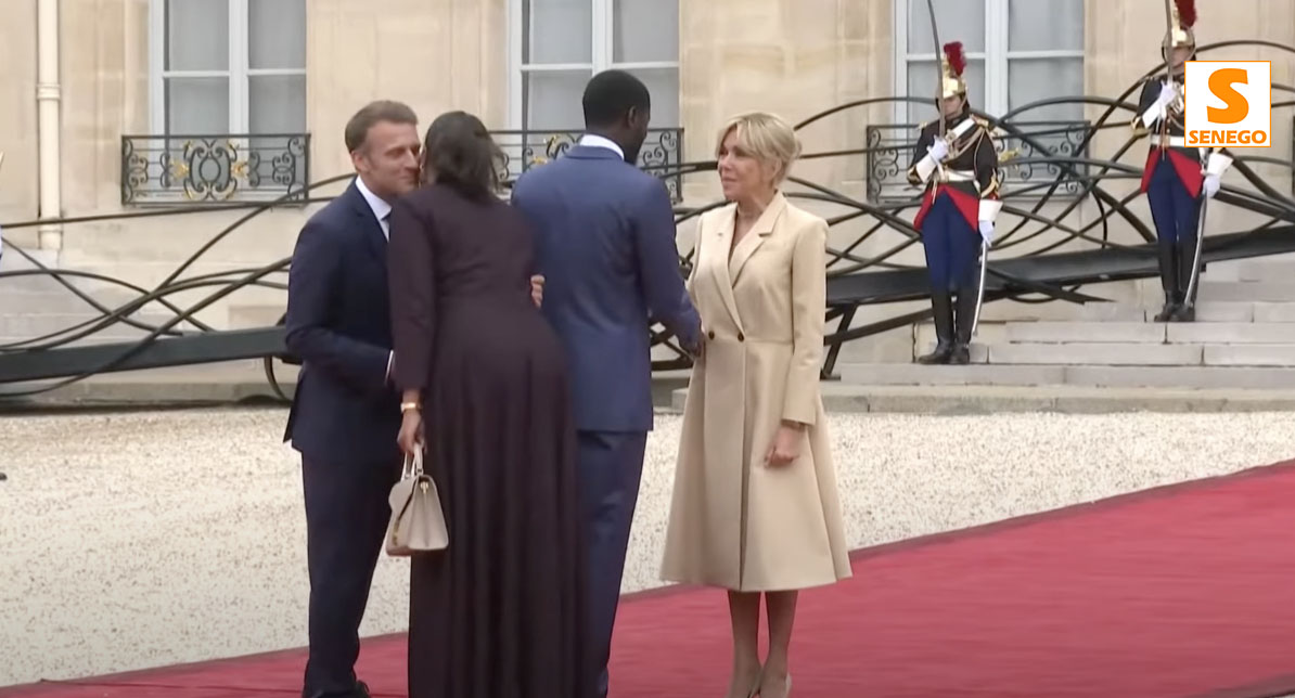Emmanuel et Brigitte Macron accueillent le couple Diomaye et Absa Faye ...