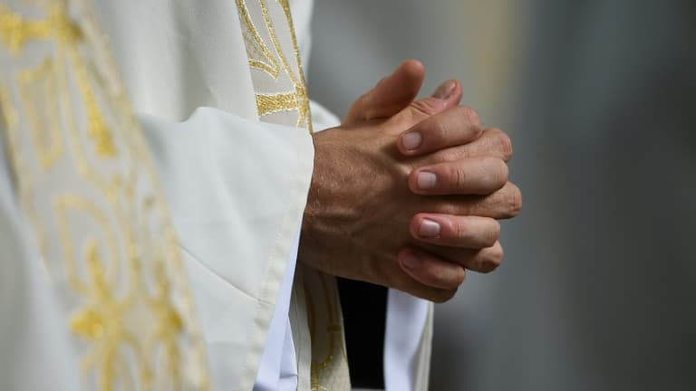 États-Unis : Scandale autour du prêtre robot Père Justin rejeté par l’Église catholique