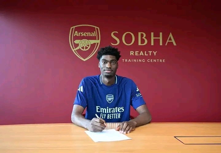 La Fierté d’Okonkwo : Premier Contrat Pro avec Arsenal