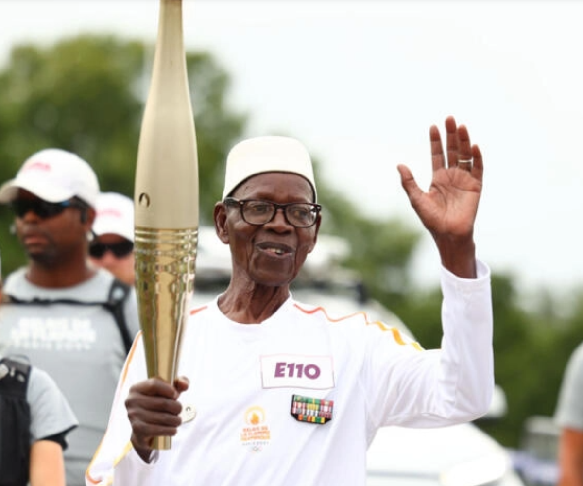 Oumar Diémé, vétéran sénégalais, illumine la cérémonie avec la flamme olympique