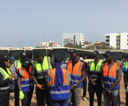 Photo : Nettoyage massif des bus à Dakar Dem Dikk pour une meilleure image nationale