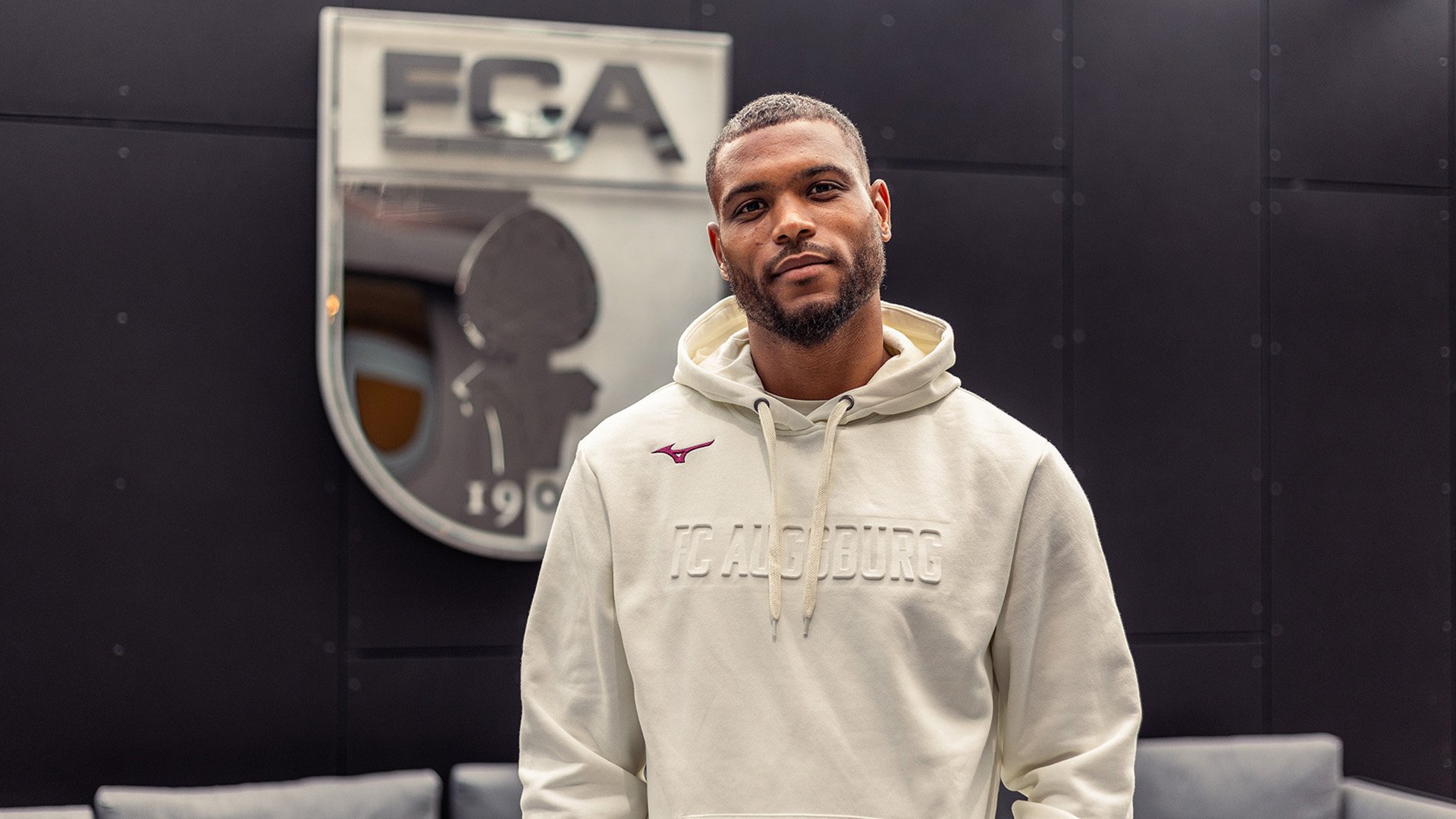 Steve Mounié rejoint le FC Augsbourg : le premier Béninois dans trois grands championnats européens !