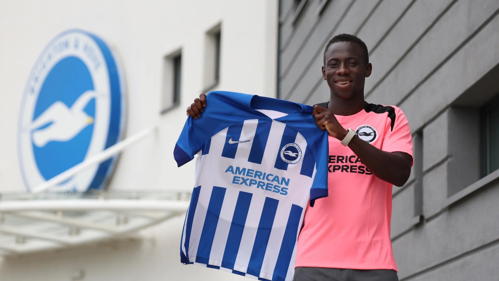 Transfert Record : Yankuba Minteh Rejoint Brighton pour 39 Millions d’Euros – Le Grand Saut en Premier League