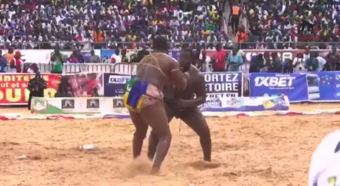 Arène nationale : Regardez la chute spectaculaire de  Babacar Baldé face à Abdoulaye Diop (Vidéo)