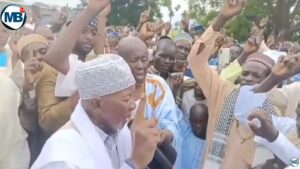 Cameroun : Le khalif de Médina Baye, Cheikh Mahi Ibrahima Niass convertit plus de 100 personnes à l’islam (Vidéo)