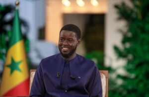 Face à la presse, Diomaye a captivé l’attention avec sa tenue africaine  (Photos)