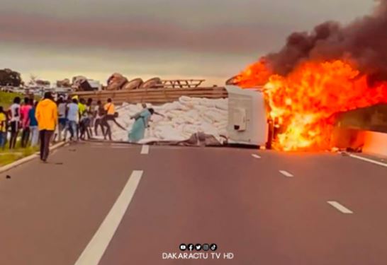 Accident sur l’autoroute à Péage: Un poids lourd prend feu à hauteur de Zac Mbao…
