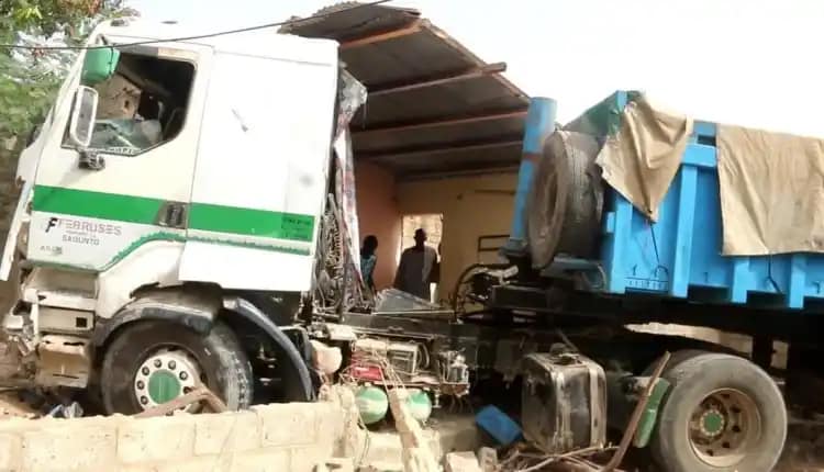 Thiénéba : Un camion percute le Salon d’une maison et tue une fille…