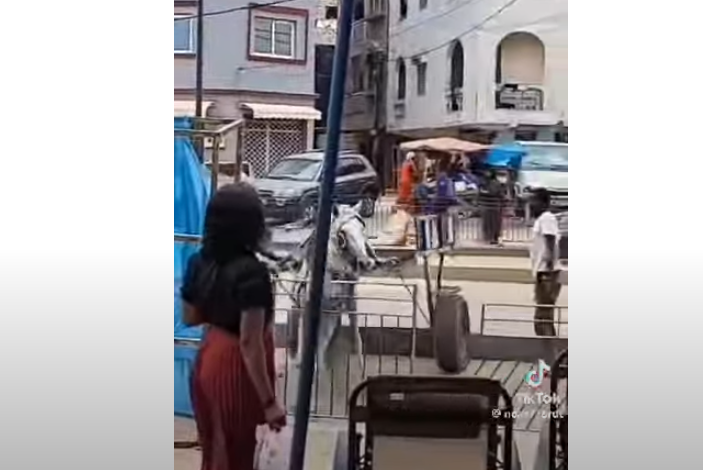 Passage au niveau du BRT : Un charretier arrêté par la police, risque gros (vidéo)