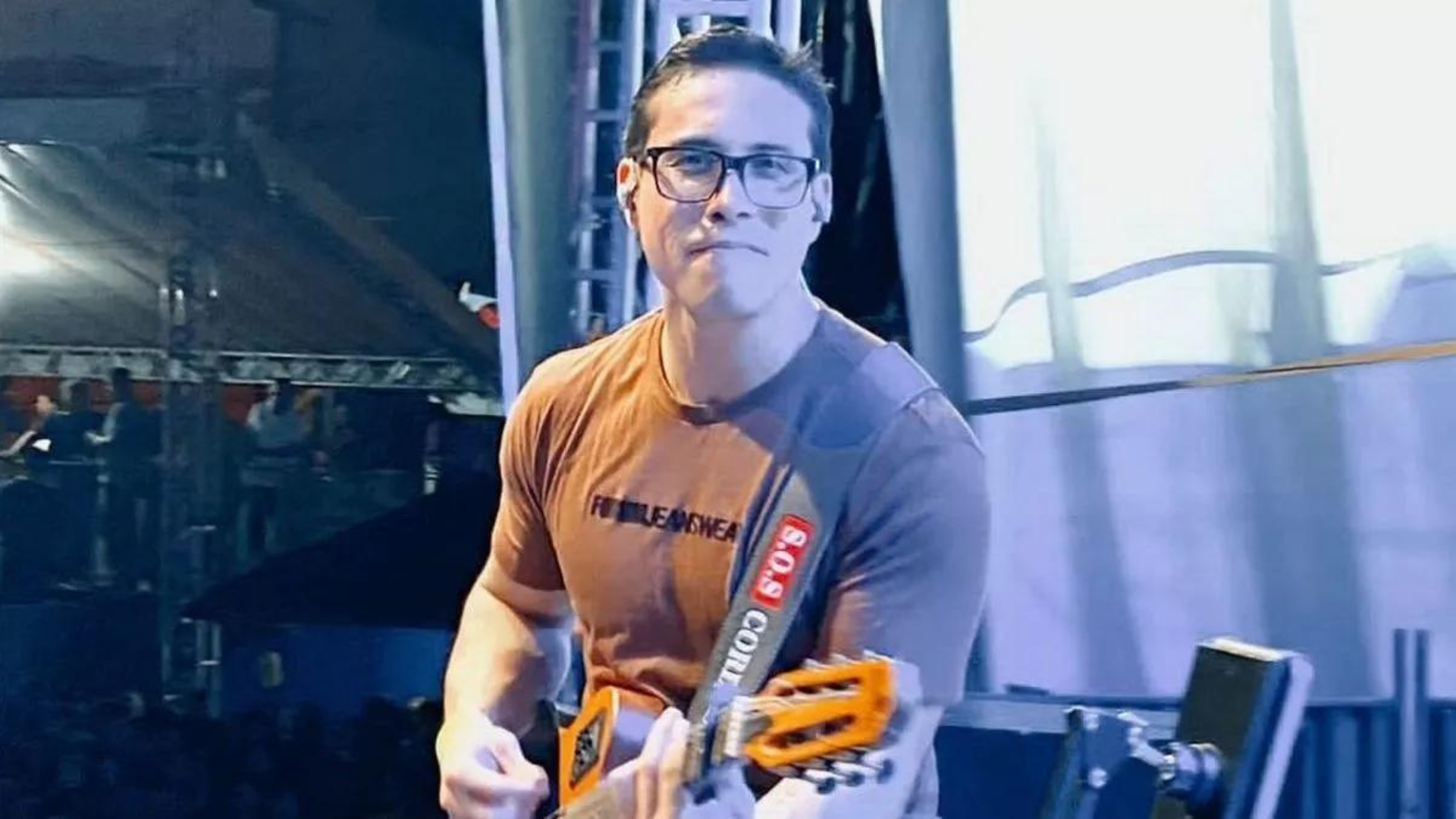 Électrocution en direct : Un chanteur brésilien meurt sur scène à cause d’un fan trempé