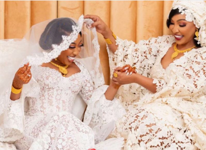 Mariage Zeyna, revue de la mode de la chanteuse: Viviane accompagne sa fille avec grâce et élégance (Photos+videos)