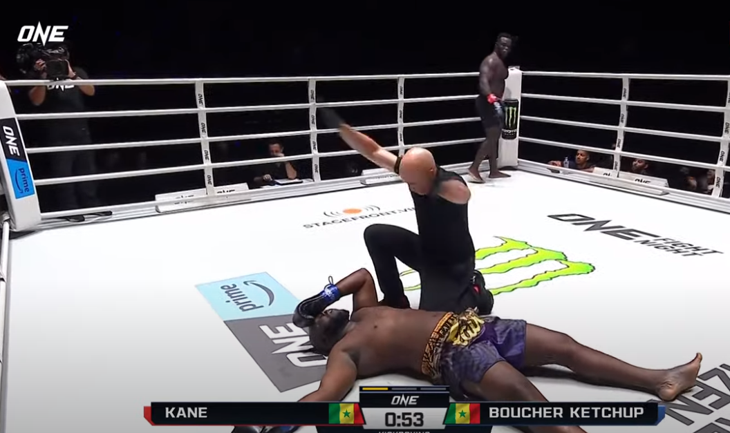 Kikcboxing : Reug-Reug inflige un KO à Boucher après son show (vidéo)