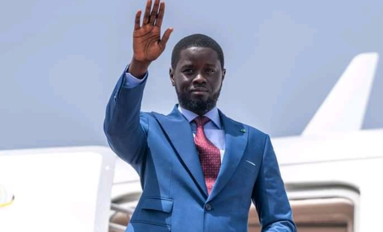 Le président Diomaye prend les airs pour Abuja