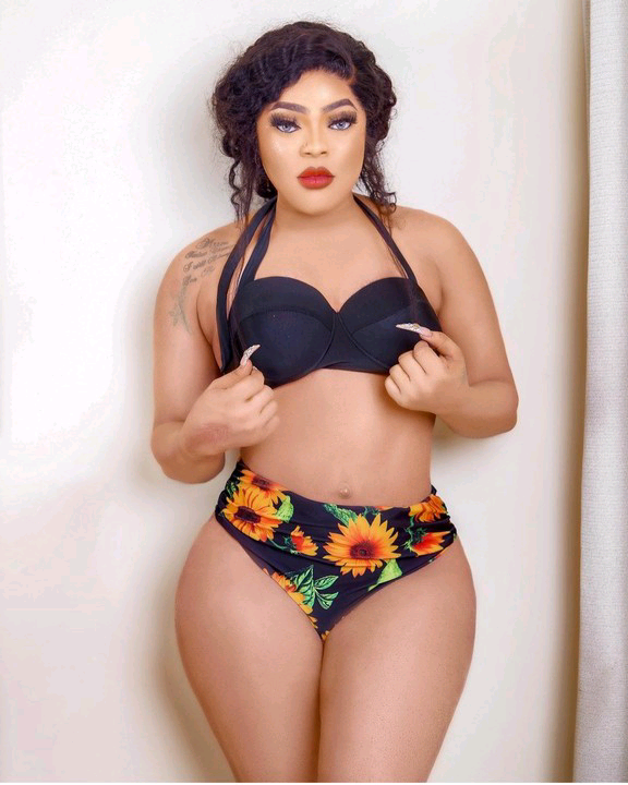 (4) Photos : Bobrisky enflamme Instagram avec ses derniers clichés en bikini !