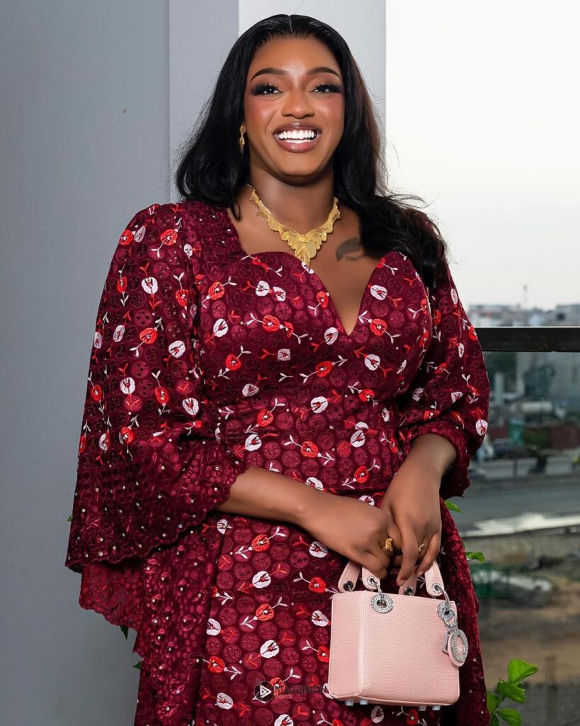 (6 Photos) Fat Bintou Baabel envoûte ses fans avec une robe fendue époustouflante...