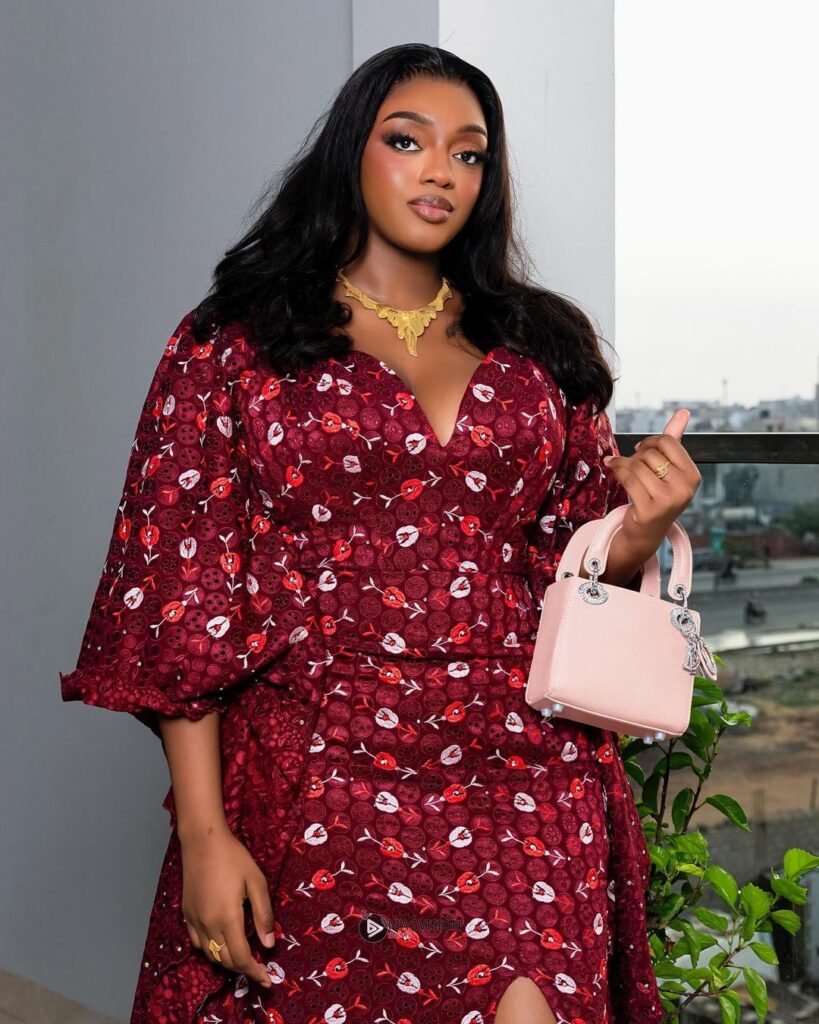(6 Photos) Fat Bintou Baabel envoûte ses fans avec une robe fendue époustouflante...