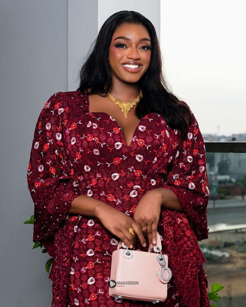 (6 Photos) Fat Bintou Baabel envoûte ses fans avec une robe fendue époustouflante...