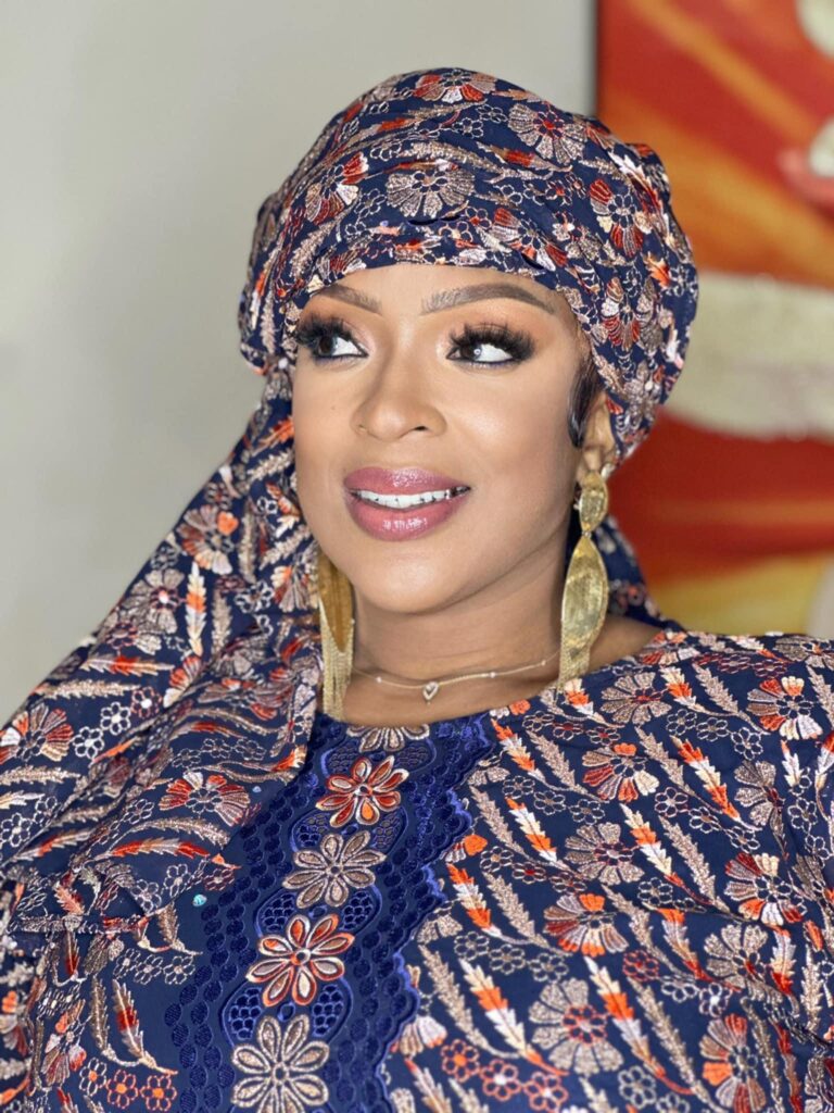 (8) Photos : Élégance naturelle de Mado Diaw au Magal 2024...