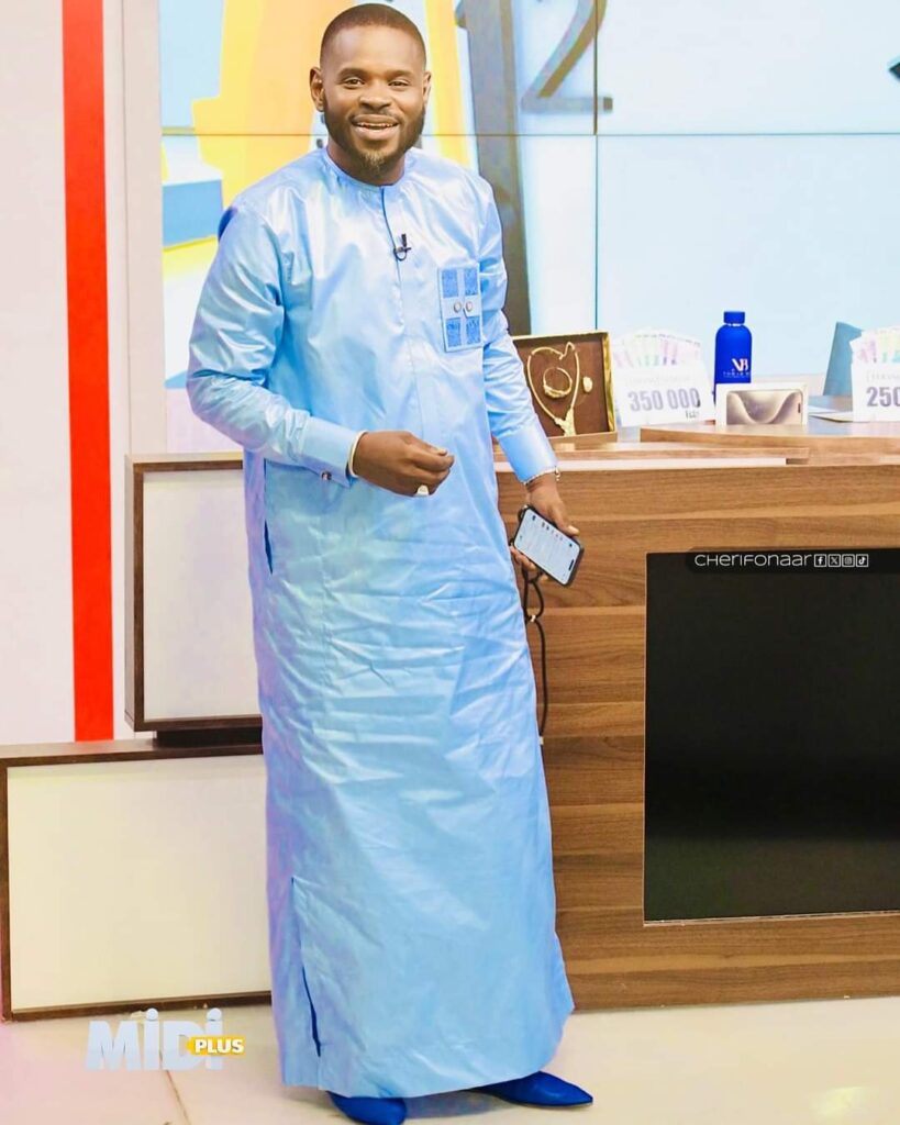 Découvrez Pape Cheikh Diallo en costume africain élégant sur TFM...